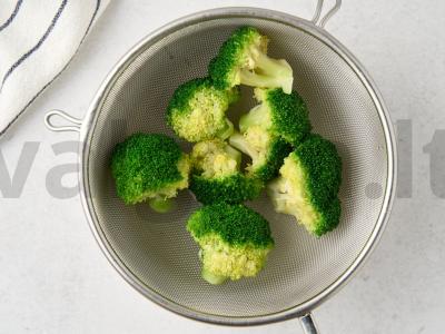 Žalias salotas su apelsinu, brokoliais ir vyšniniais pomidorais Žingsnis 2