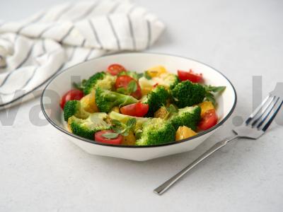 Žalias salotas su apelsinu, brokoliais ir vyšniniais pomidorais pagrindine nuotrauka