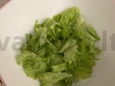 Salotas su vištiena ir česnakiniais skrudintais duoneliais Žingsnis 1