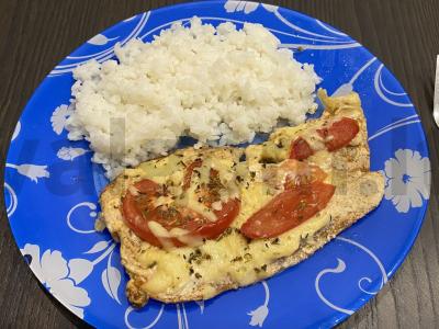 Sultingas vištienos filė su pomidorais po sūrio kepure pagrindine nuotrauka