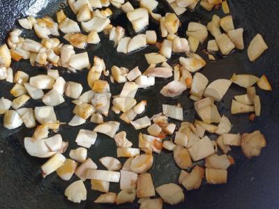 Kiaušiniai su grybais ir čili padažu Žingsnis 1