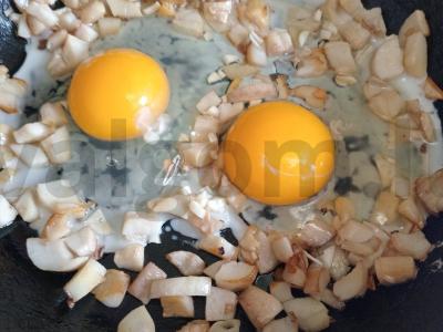 Kiaušiniai su grybais ir čili padažu Žingsnis 2