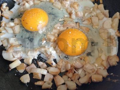 Kiaušiniai su grybais ir čili padažu Žingsnis 3