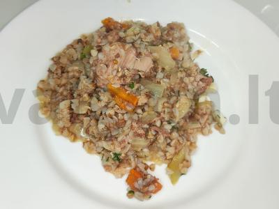 Grikių košė su troškiniu ir daržovėmis pagrindine nuotrauka