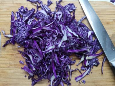 Raudonos kopūstų ir kukurūzų salotos Žingsnis 1