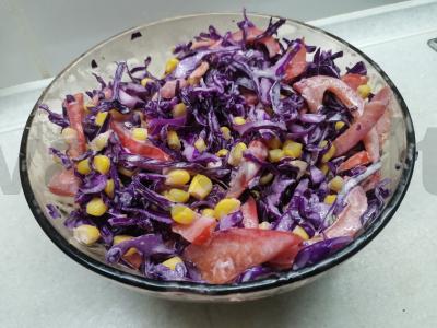 Raudonos kopūstų ir kukurūzų salotos Žingsnis 4