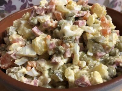 Olivjė su servelatu pagrindine nuotrauka