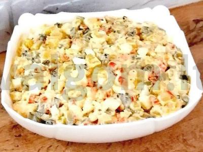 Salotos su marinuotais agurkais „Rudens“ pagrindine nuotrauka