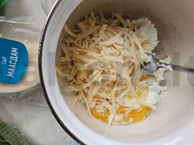 Patingėti khachapuri su varške, sūriu ir žolelėmis Žingsnis 1