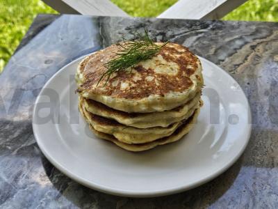Patingėti khachapuri su varške, sūriu ir žolelėmis pagrindine nuotrauka
