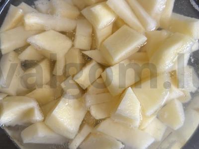 Greita solyanka su daržovėmis ir dešrelėmis Žingsnis 1