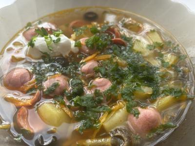 Greita solyanka su daržovėmis ir dešrelėmis pagrindine nuotrauka