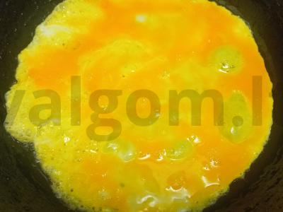 Kiaušinių blynai su sūriu, dešra ir pomidoru Žingsnis 1