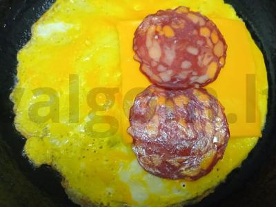 Kiaušinių blynai su sūriu, dešra ir pomidoru Žingsnis 3