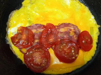 Kiaušinių blynai su sūriu, dešra ir pomidoru Žingsnis 4