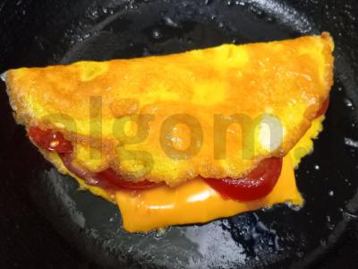 Kiaušinių blynai su sūriu, dešra ir pomidoru Žingsnis 5