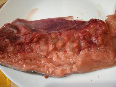 Sūdyta lašiša su jūros druska, baltais ir rožinis pipiras Žingsnis 1