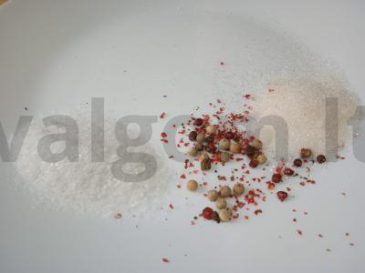 Sūdyta lašiša su jūros druska, baltais ir rožinis pipiras Žingsnis 2