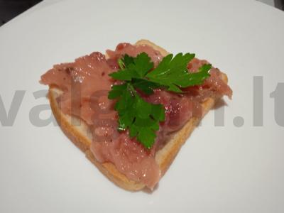 Sūdyta lašiša su jūros druska, baltais ir rožinis pipiras pagrindine nuotrauka