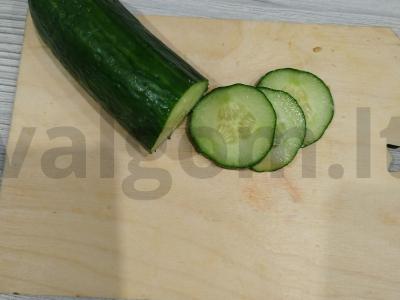 Karštas sumuštinis su agurku Žingsnis 1