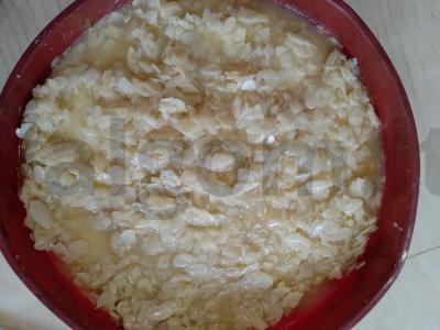 Pyragas su migdolų žiedlapiais ant kefyro Žingsnis 5