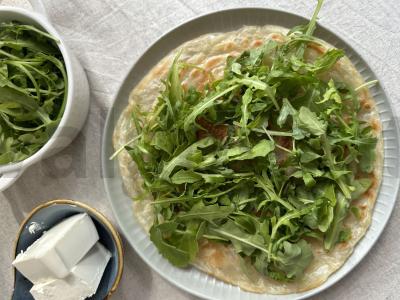 Roti plokštelė su rukola, kiaušiniu ir feta sūriu Žingsnis 2