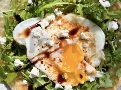 Roti plokštelė su rukola, kiaušiniu ir feta sūriu pagrindine nuotrauka