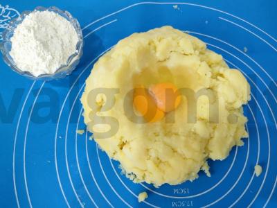 Bulvių tešlos pyragėliai su pievagrybiais Žingsnis 1