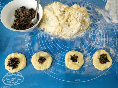 Bulvių tešlos pyragėliai su pievagrybiais Žingsnis 4