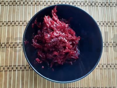 Burokėlių salotos su sūriu skamorca ir sezamu Žingsnis 1