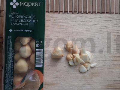 Burokėlių salotos su sūriu skamorca ir sezamu Žingsnis 2