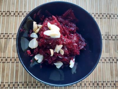 Burokėlių salotos su sūriu skamorca ir sezamu Žingsnis 3