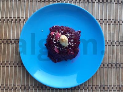 Burokėlių salotos su sūriu skamorca ir sezamu pagrindine nuotrauka