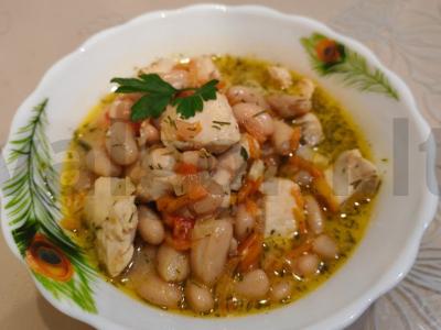 Vištiena su baltais pupelėmis grietinėlės padaže pagrindine nuotrauka