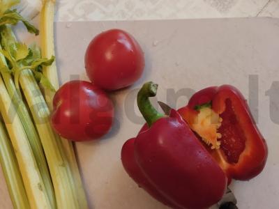 Pomidorų salotas su Adygei sūriu ir pušų riešutais Žingsnis 1