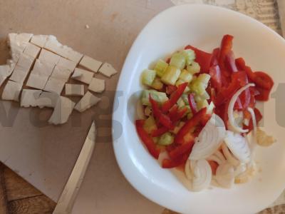 Pomidorų salotas su Adygei sūriu ir pušų riešutais Žingsnis 2