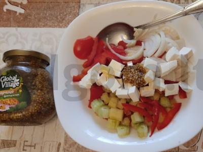 Pomidorų salotas su Adygei sūriu ir pušų riešutais Žingsnis 3