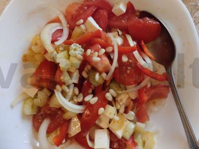 Pomidorų salotas su Adygei sūriu ir pušų riešutais pagrindine nuotrauka