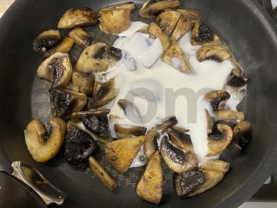 Rudieji ryžiai su grybais ir kiaušiniu Žingsnis 3