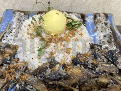 Rudieji ryžiai su grybais ir kiaušiniu pagrindine nuotrauka