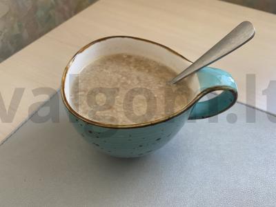 Natūralus kava su kokosų drožlėmis ir medumi pagrindine nuotrauka