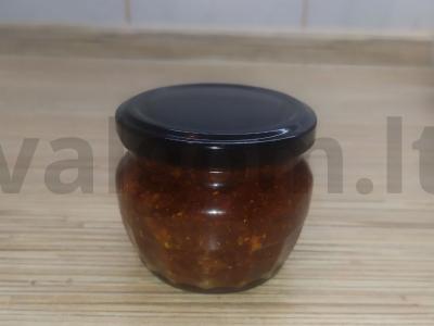 Aštri adžika iš sausų prieskonių pagrindine nuotrauka