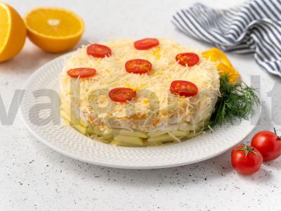 Sluoksniuotas salotas su apelsinais ir sūriu pagrindine nuotrauka