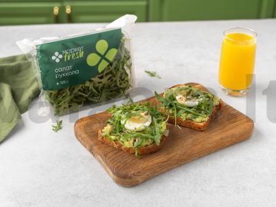 Sumuštinis su avokadu, pesto ir rukola pagrindine nuotrauka