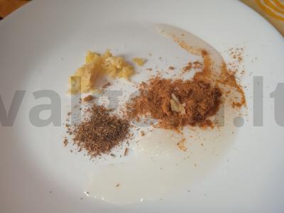 Vištienos šlaunelė, marinuota su baziliku ir kepta su žiediniais kopūstais, brokoliais ir cukinija Žingsnis 1