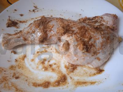 Vištienos šlaunelė, marinuota su baziliku ir kepta su žiediniais kopūstais, brokoliais ir cukinija Žingsnis 2