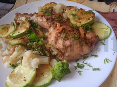 Vištienos šlaunelė, marinuota su baziliku ir kepta su žiediniais kopūstais, brokoliais ir cukinija pagrindine nuotrauka