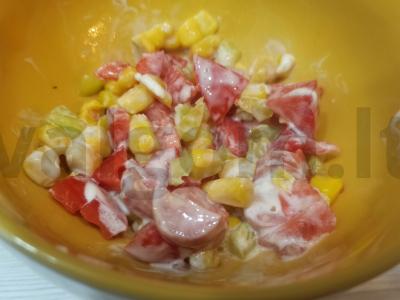 Salotos su dešrelėmis vakarienei pagrindine nuotrauka