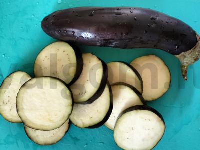 Sultingi baklažanai su pomidorais ir česnako padažu Žingsnis 1