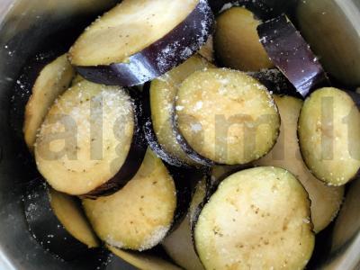 Sultingi baklažanai su pomidorais ir česnako padažu Žingsnis 2